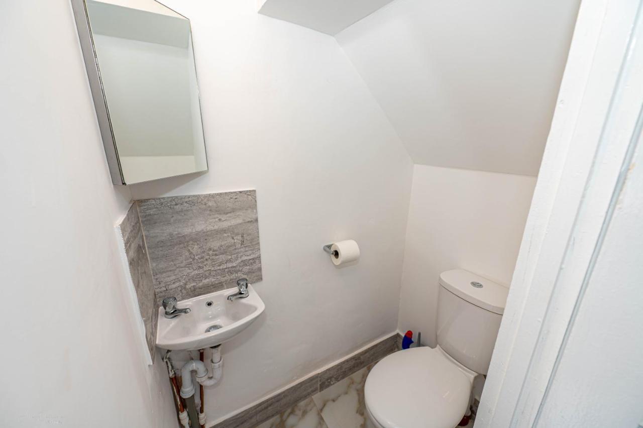 4 Bedrooms,2 Bathrooms House With Free Parking Плъмстед Екстериор снимка