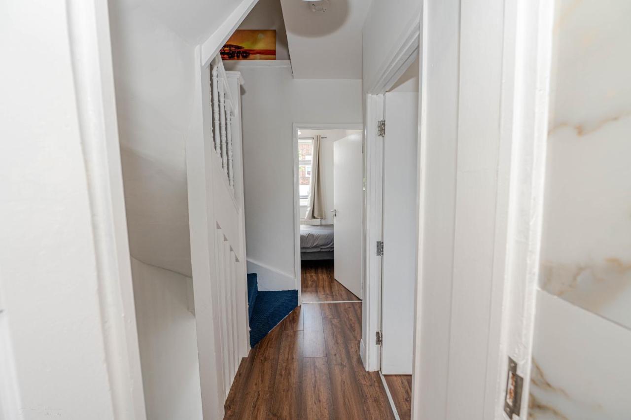 4 Bedrooms,2 Bathrooms House With Free Parking Плъмстед Екстериор снимка