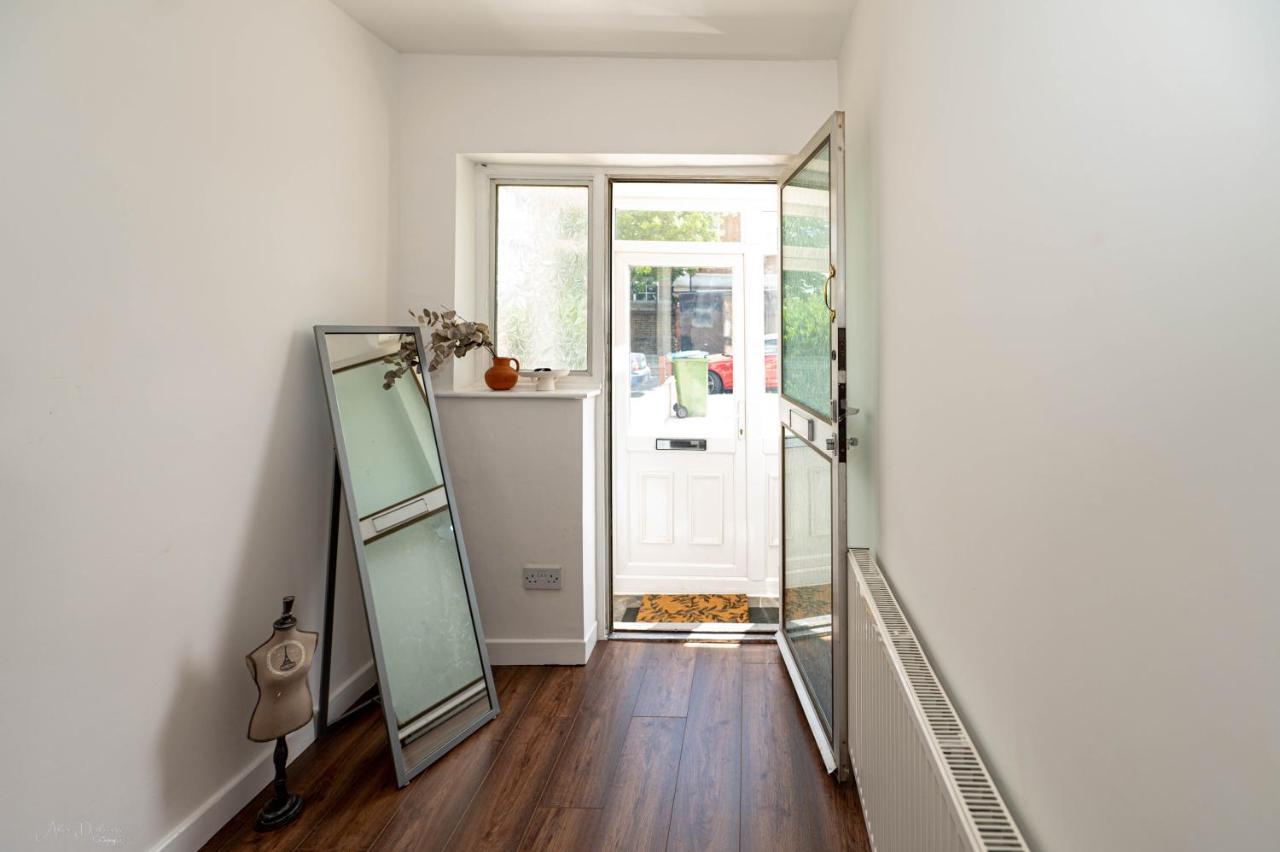 4 Bedrooms,2 Bathrooms House With Free Parking Плъмстед Екстериор снимка