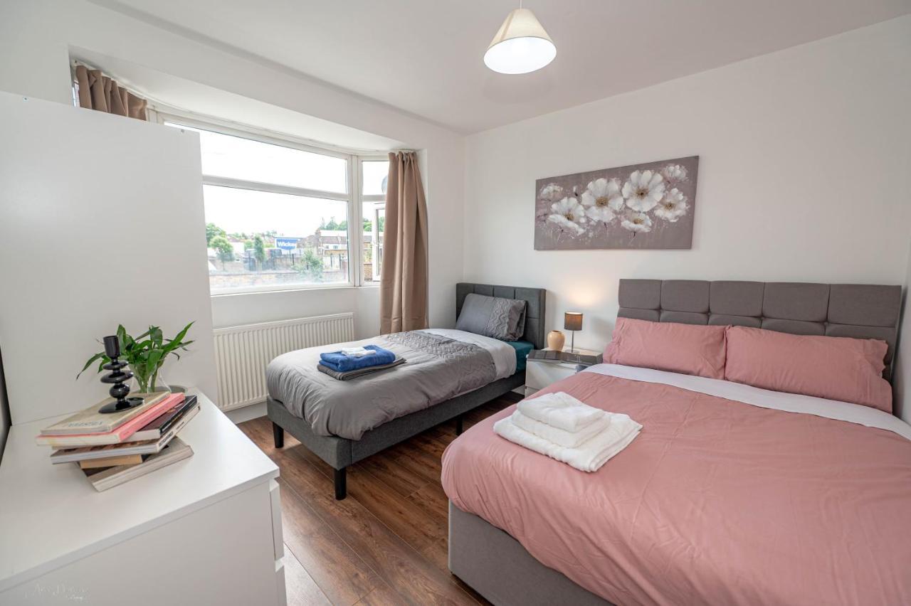4 Bedrooms,2 Bathrooms House With Free Parking Плъмстед Екстериор снимка