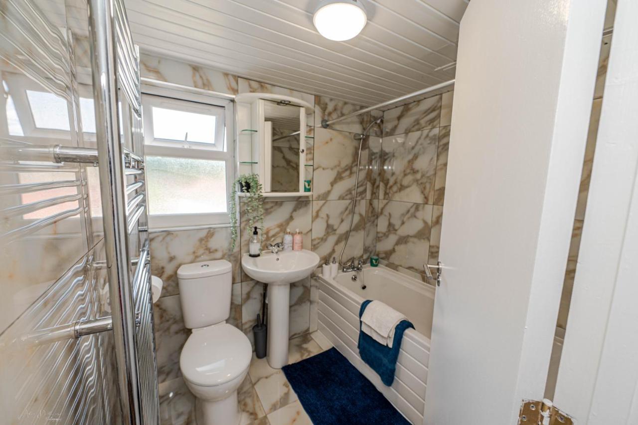 4 Bedrooms,2 Bathrooms House With Free Parking Плъмстед Екстериор снимка