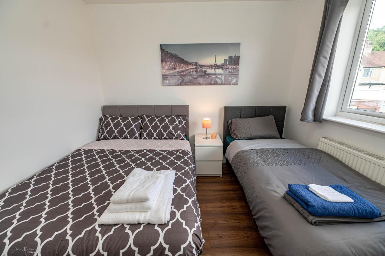 4 Bedrooms,2 Bathrooms House With Free Parking Плъмстед Екстериор снимка