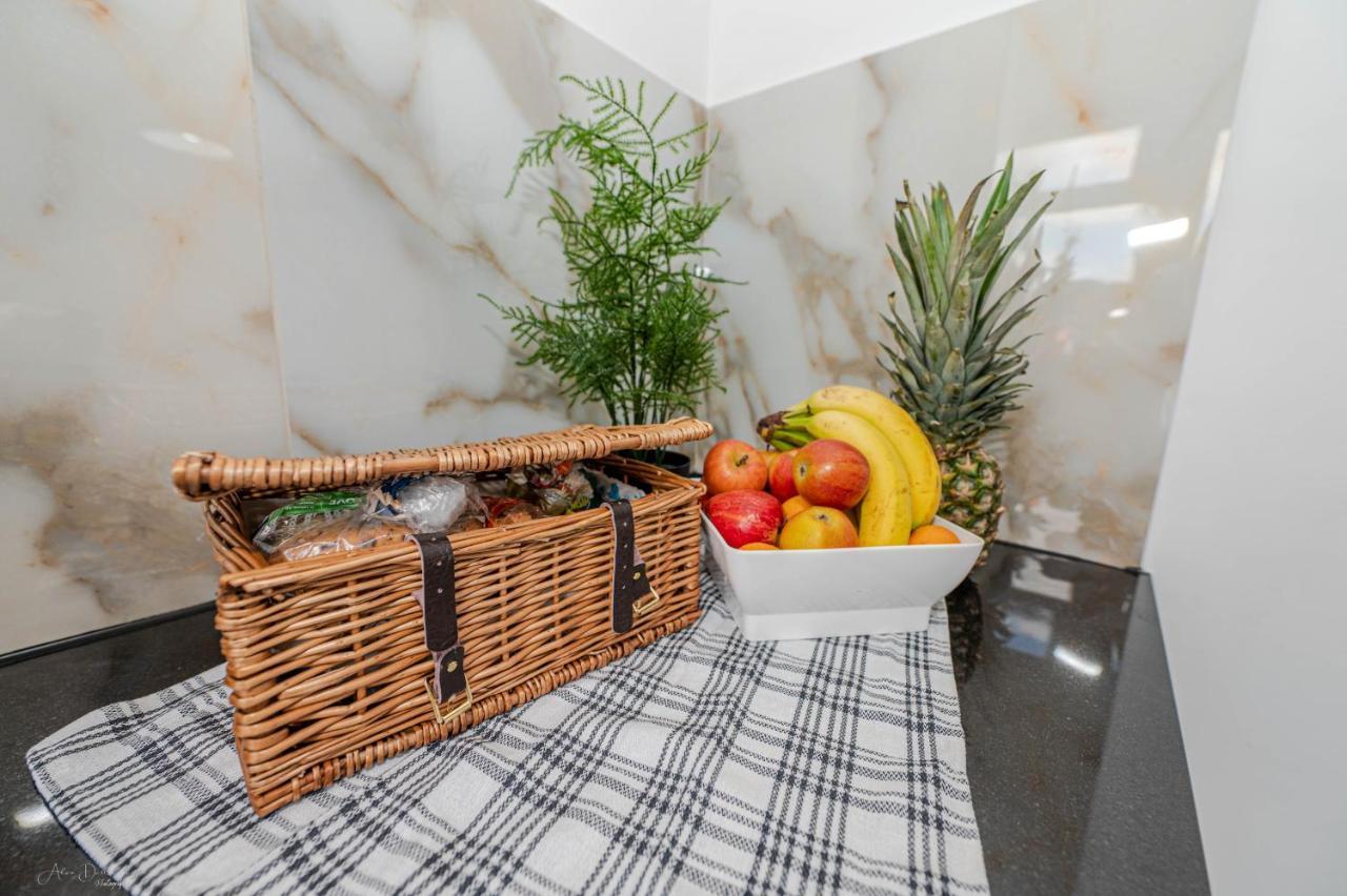 4 Bedrooms,2 Bathrooms House With Free Parking Плъмстед Екстериор снимка