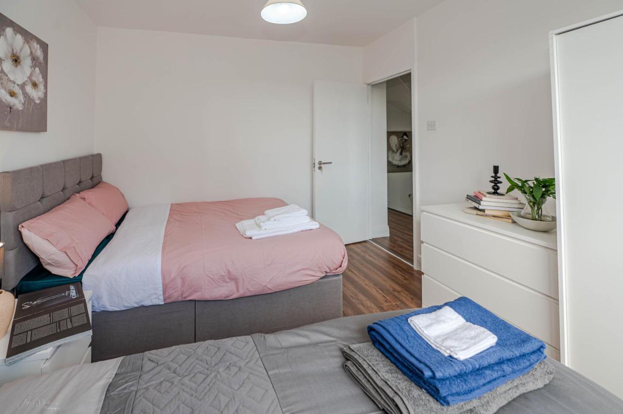 4 Bedrooms,2 Bathrooms House With Free Parking Плъмстед Екстериор снимка