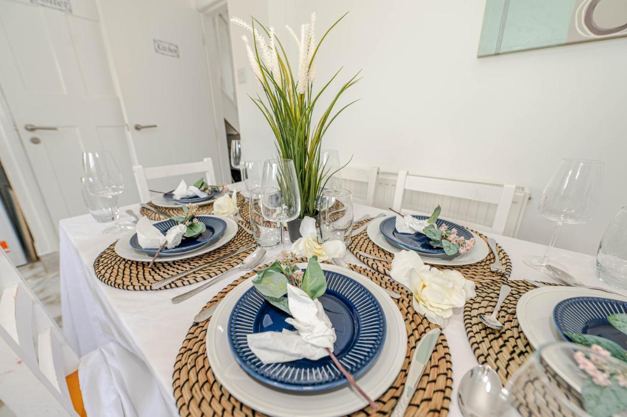 4 Bedrooms,2 Bathrooms House With Free Parking Плъмстед Екстериор снимка