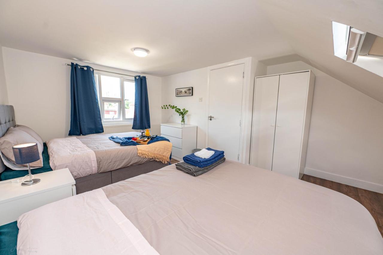 4 Bedrooms,2 Bathrooms House With Free Parking Плъмстед Екстериор снимка