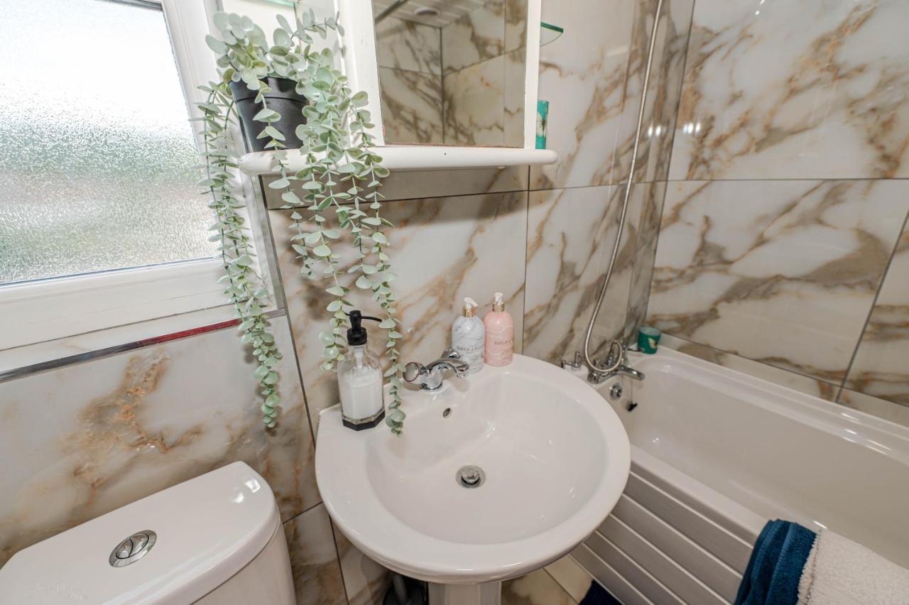 4 Bedrooms,2 Bathrooms House With Free Parking Плъмстед Екстериор снимка