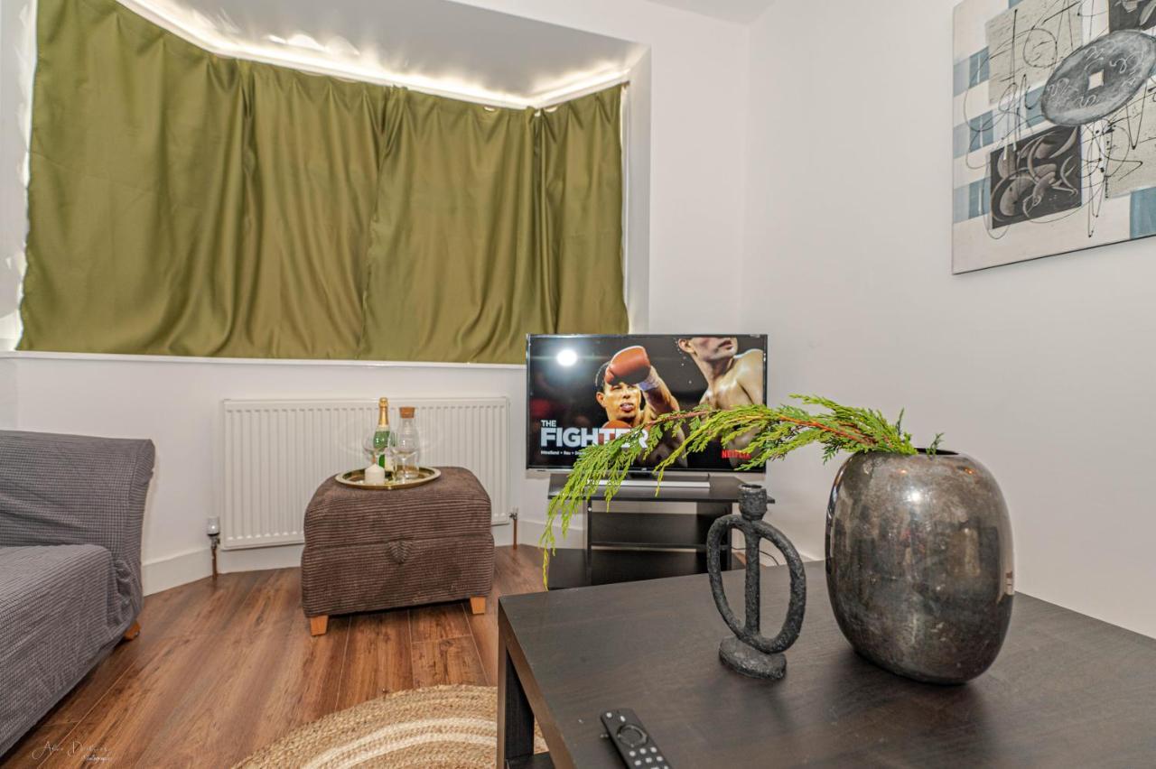 4 Bedrooms,2 Bathrooms House With Free Parking Плъмстед Екстериор снимка