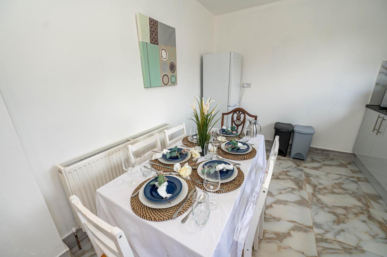 4 Bedrooms,2 Bathrooms House With Free Parking Плъмстед Екстериор снимка
