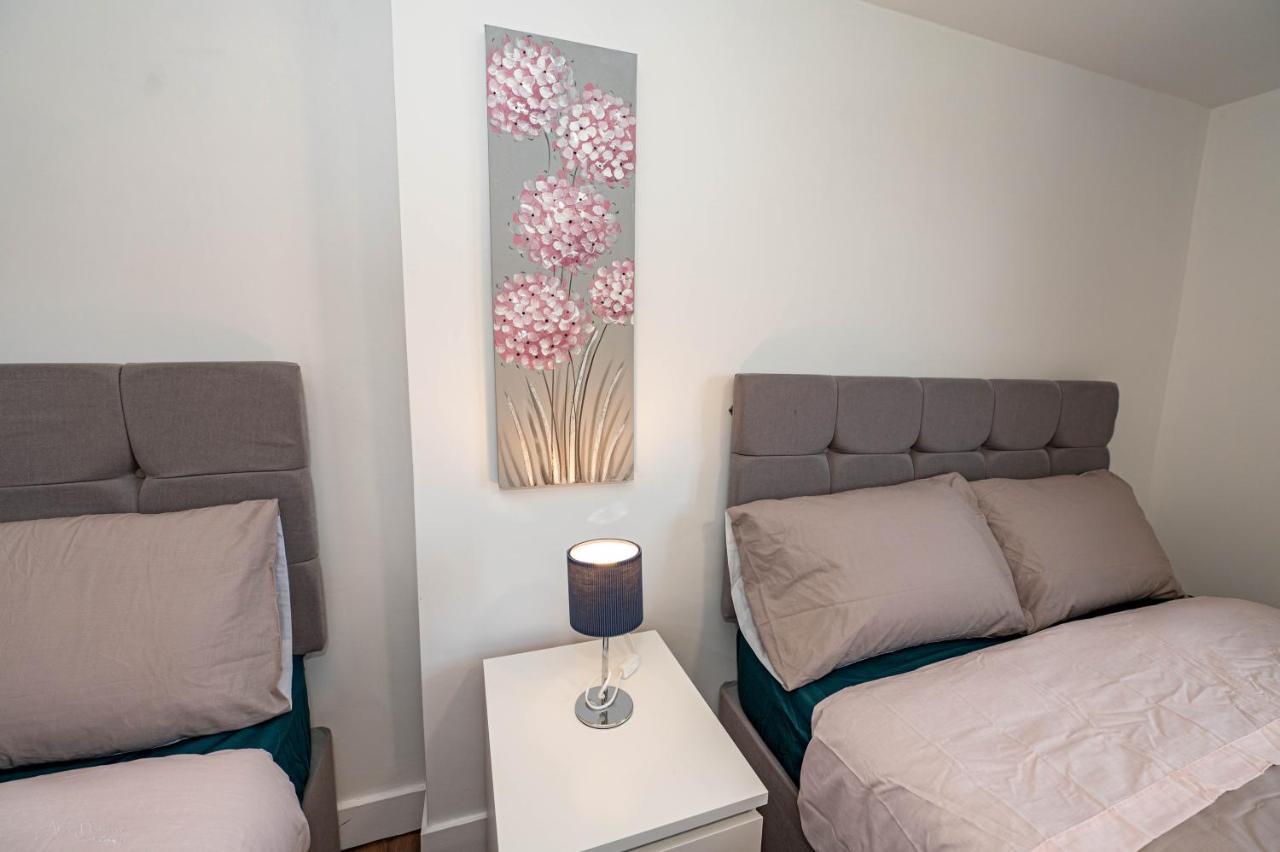 4 Bedrooms,2 Bathrooms House With Free Parking Плъмстед Екстериор снимка