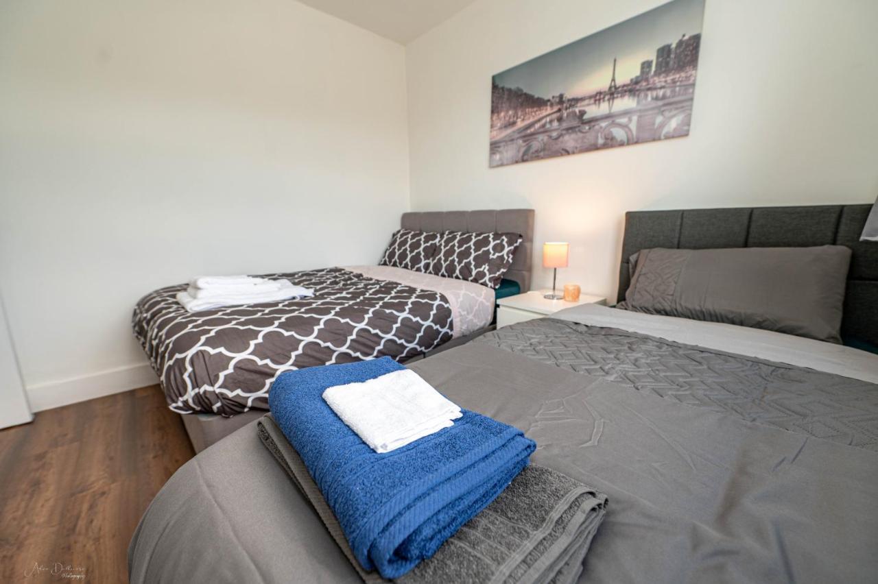4 Bedrooms,2 Bathrooms House With Free Parking Плъмстед Екстериор снимка