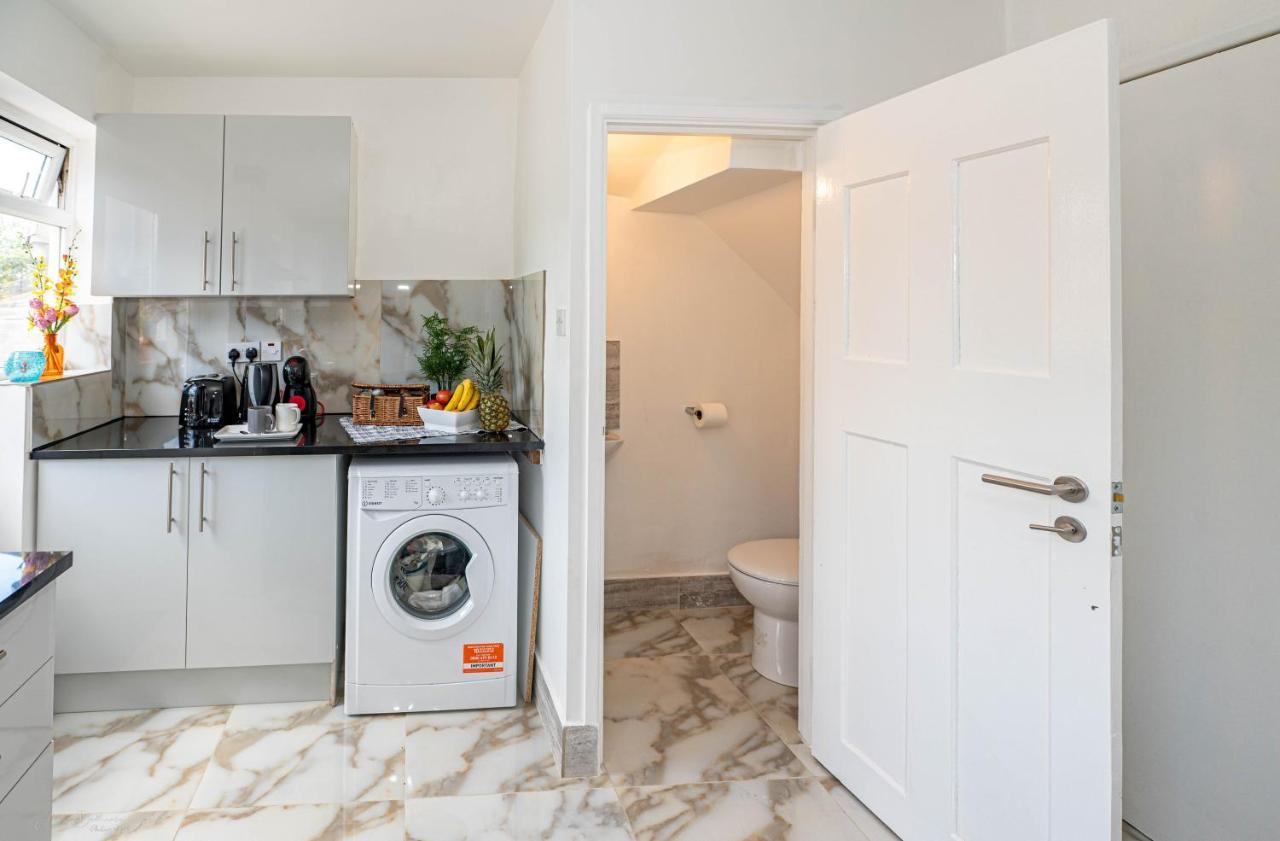 4 Bedrooms,2 Bathrooms House With Free Parking Плъмстед Екстериор снимка