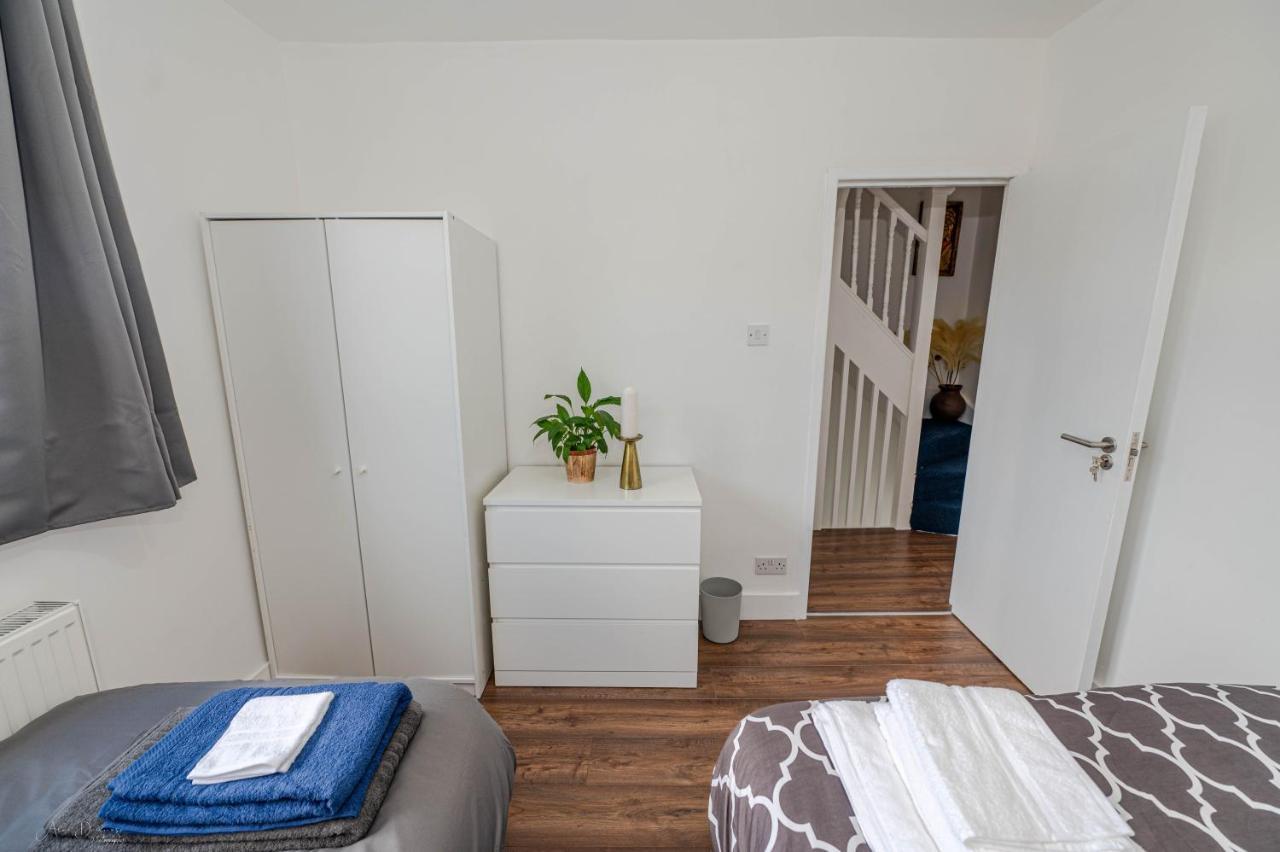 4 Bedrooms,2 Bathrooms House With Free Parking Плъмстед Екстериор снимка