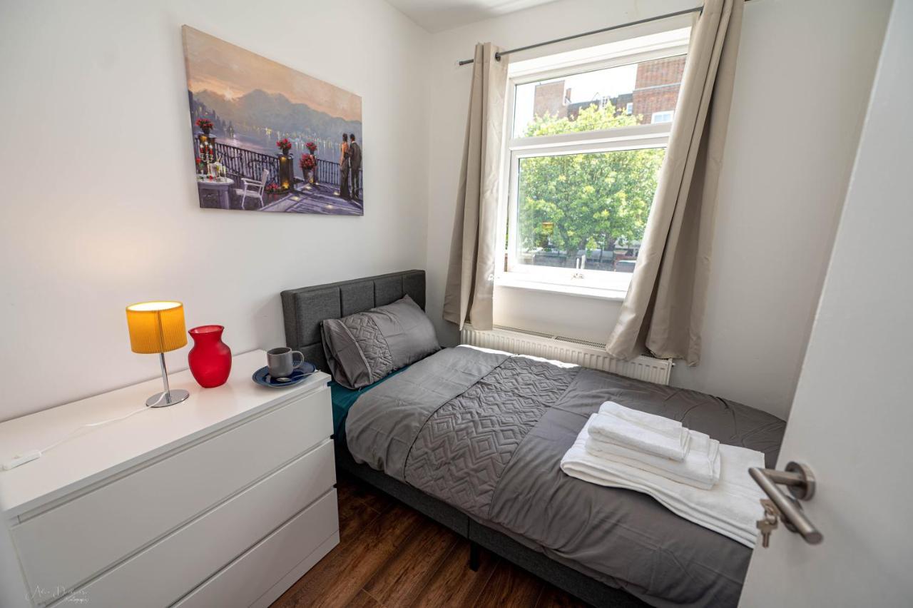 4 Bedrooms,2 Bathrooms House With Free Parking Плъмстед Екстериор снимка