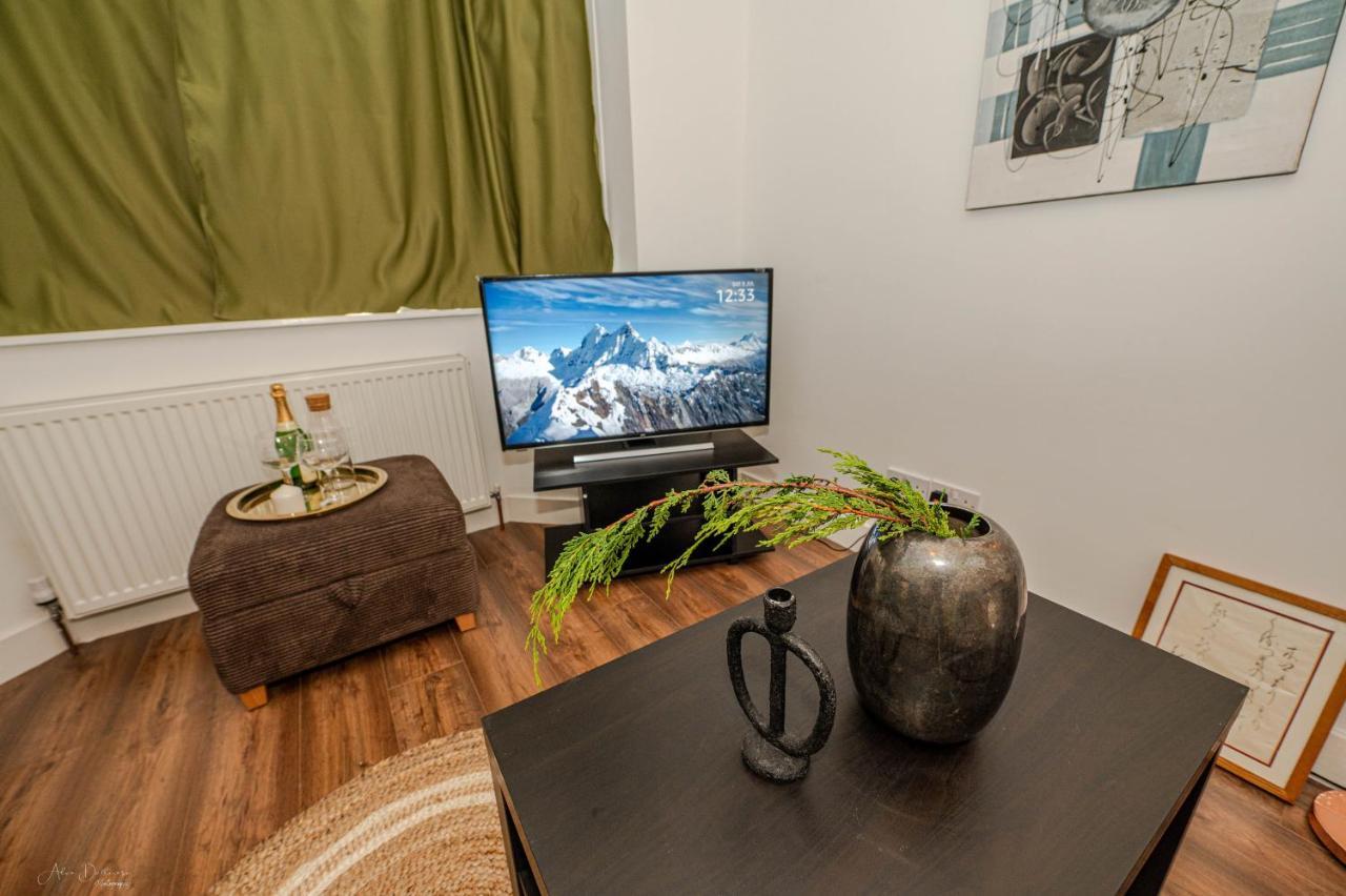 4 Bedrooms,2 Bathrooms House With Free Parking Плъмстед Екстериор снимка